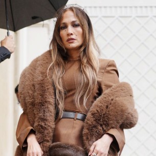 Jennifer Lopez privukla pažnju na Paris Fashion Week-u: Neobičan trenutak s kišobranom