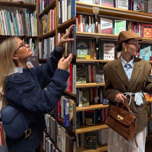 "Librarian chic" je hit jeseni: Ova estetika vraća se u naše ormare