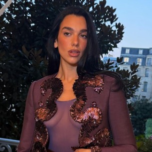 Dua Lipa u odvažnom ljubičastom izdanju privukla sve poglede u Parizu