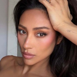 Shay Mitchell nas je osvojila nježnim baby pink makeup lookom koji želimo isprobati