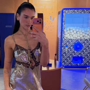 Dua Lipa privukla pažnju u metalik haljini sa čipkom