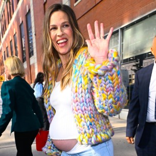 Hilary Swank čeka treće dijete u 52. godini, a sada je prvi put pokazala trudnički stomak