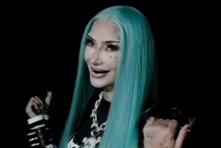 Kim Kardashian iznenadila transformacijom sa plavom kosom i pirsinzima