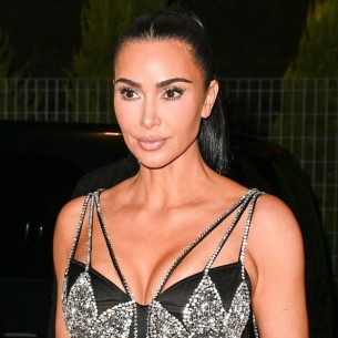 Kim Kardashian privukla pažnju u prozirnoj čipkastoj haljini i blistavom grudnjaku od kristala