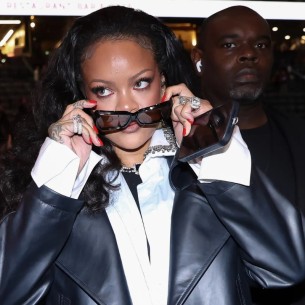 Rihanna ima novi trik za make-up, a crvena boja nikad nije izgledala ovako dobro