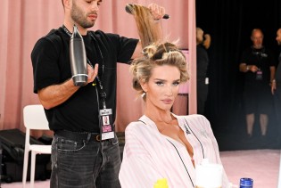 Uvijači, šminka i raskošna krila: Pogledajte šta se dešava iza kulisa Victoria’s Secret revije