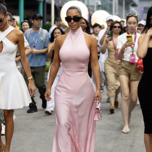 Kim Kardashian u ružičastoj haljini stigla na Veliku nagradu Singapura: Podržala Lewisa Hamiltona