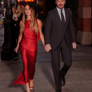 Crvena je njena boja: Victoria Beckham okupila slavne prijatelje u New Yorku