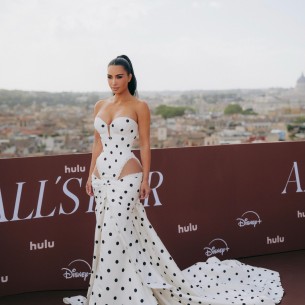 Kim Kardashian u Rimu pozirala s dalmatincima, a njena haljina savršeno se uklopila u prizor