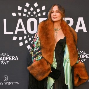 Jennifer Lopez zablistala u crnoj haljini s dubokim dekolteom na opernoj večeri u Los Angelesu