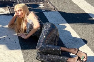 Cara Delevingne privukla pažnju neobičnim poziranjem na ulici: Legla nasred pješačkog prelaza